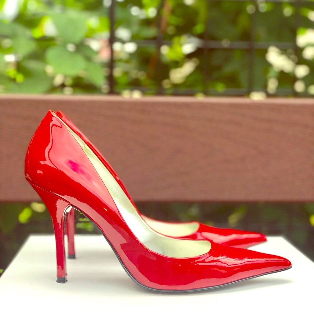 GUESS RED PATENT LEATHER PUMP SIZE 6